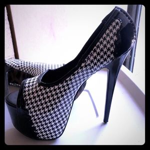 Super sexy platform heels in houndstooth